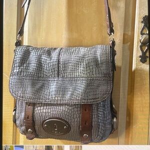 Fossil Leather bag with magnetized closure.